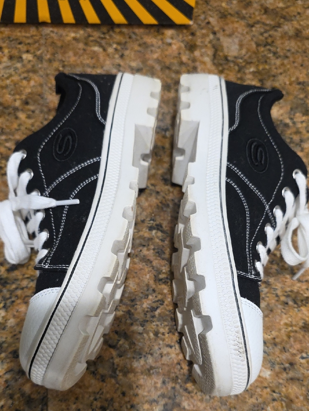 Skechers Roadies True Roots Sneakers - SZ 9 - Picture 7 of 13